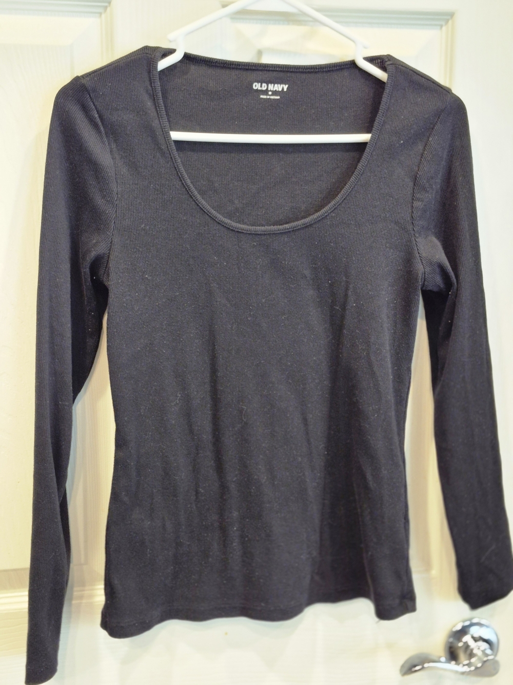 Old Navy Black Long-Sleeve Scoop Neck Tee